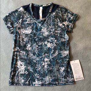 Athletic short sleeve shirt